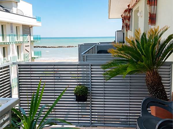 ULTIMO PIANO VISTA MARE